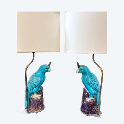 COPPIA DI LAMPADE A FORMA DI PAPPAGALLO IN MAIOLICA BLU.
