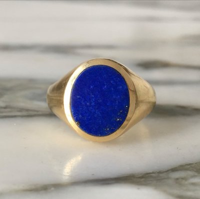 Bague chevalière en or jaune 18K et lapis-lazuli