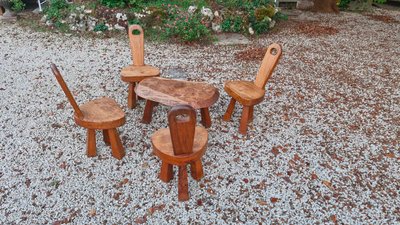 Wohnzimmer im brutalistischen Stil