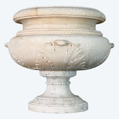 Neoclassical basin made of white Carrara marble, Italy, late 18th–early 19th century