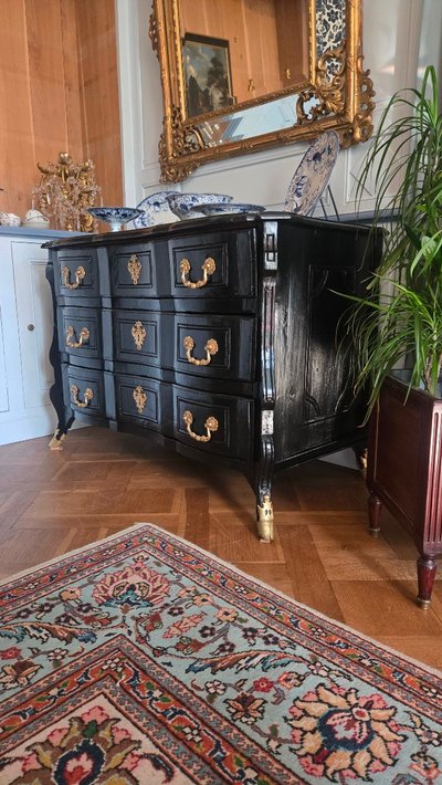 Comò in stile Luigi XIV in legno annerito con mensole rovesciate – Primo terzo del XVIII secolo.