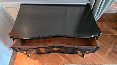 Comò in stile Luigi XIV in legno annerito con mensole rovesciate – Primo terzo del XVIII secolo.