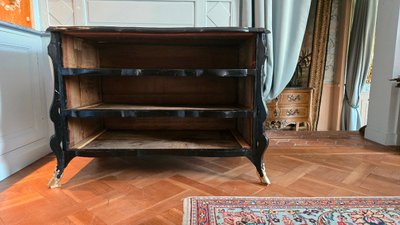 Comò in stile Luigi XIV in legno annerito con mensole rovesciate – Primo terzo del XVIII secolo.