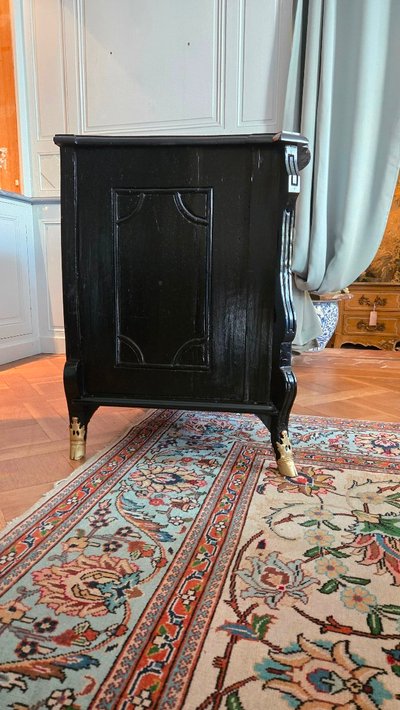 Comò in stile Luigi XIV in legno annerito con mensole rovesciate – Primo terzo del XVIII secolo.