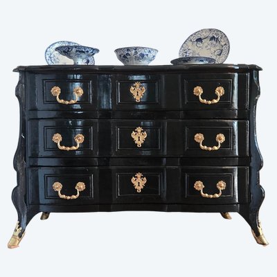 Louis XIV chest of drawers in blackened wood with inverted consoles – First third of the 18th century.