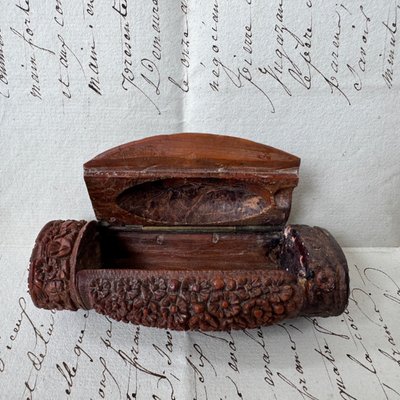 19th-century corozo snuffbox depicting a couple; the work of a convict