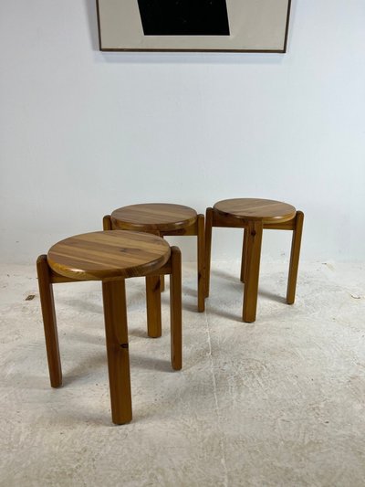 Trio de tabourets en pin massif, années 70