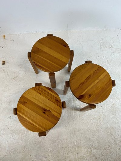 Trio de tabourets en pin massif, années 70