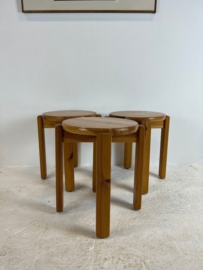 Trio de tabourets en pin massif, années 70
