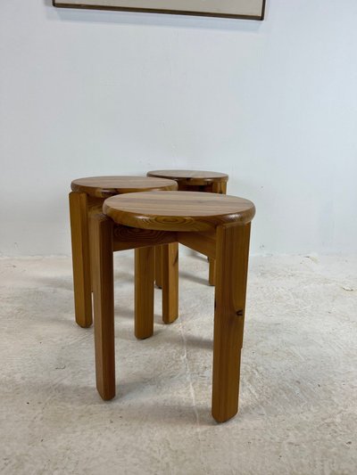 Trio de tabourets en pin massif, années 70