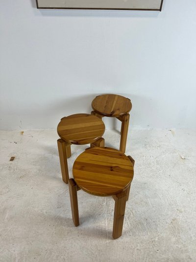 Trio de tabourets en pin massif, années 70