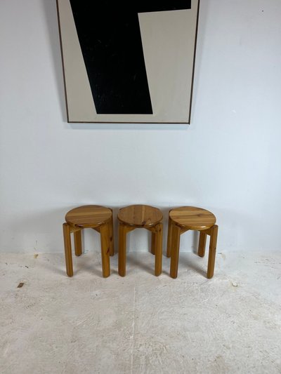 Trio de tabourets en pin massif, années 70