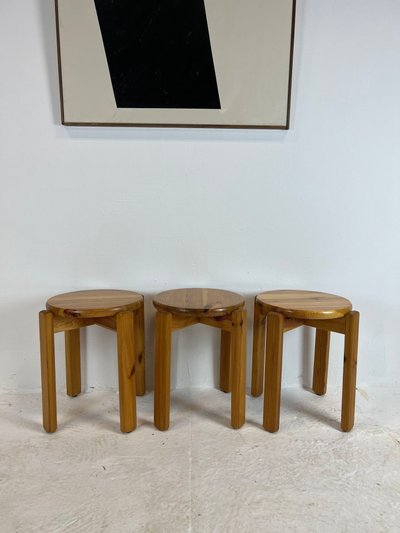 Trio de tabourets en pin massif, années 70