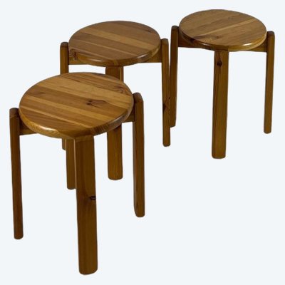 Trio de tabourets en pin massif, années 70