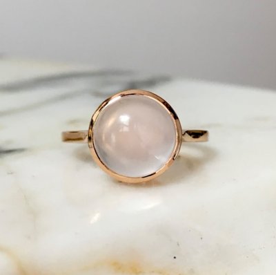 18K rose gold ring set with a rose quartz