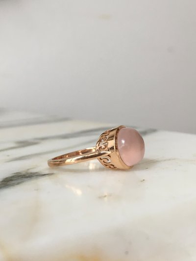 18K rose gold ring set with a rose quartz