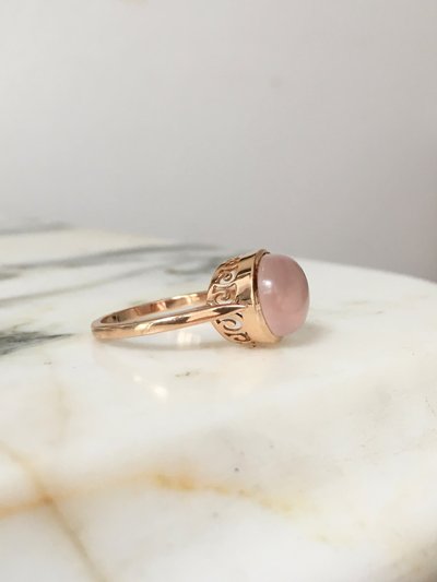 18K rose gold ring set with a rose quartz