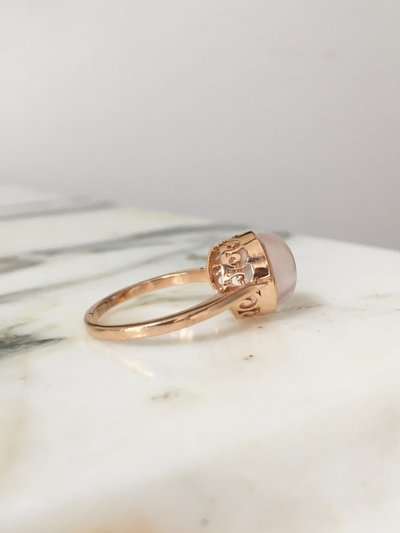 18K rose gold ring set with a rose quartz
