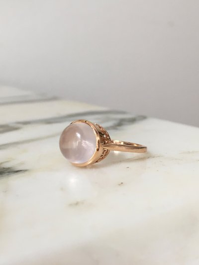 18K rose gold ring set with a rose quartz