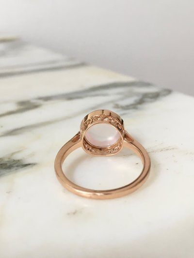 18K rose gold ring set with a rose quartz