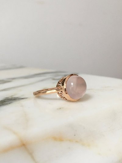 18K rose gold ring set with a rose quartz