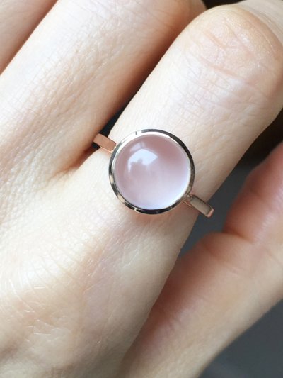 18K rose gold ring set with a rose quartz