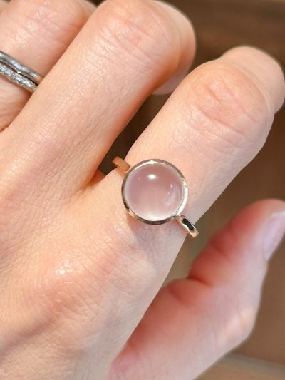 18K rose gold ring set with a rose quartz