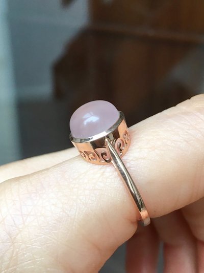 18K rose gold ring set with a rose quartz