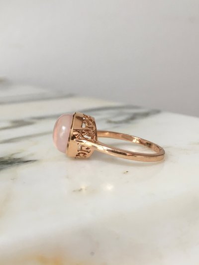 18K rose gold ring set with a rose quartz
