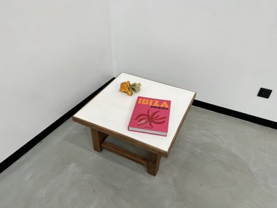 Moderner quadratischer Couchtisch aus Eiche