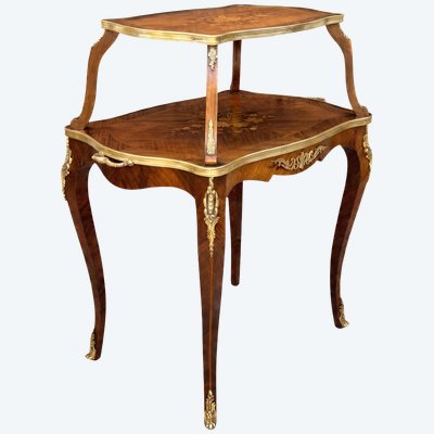 TEETISCH MIT ZWEI TABLETTEN AUS INTARSIE UND VERGOLDETER BRONZE IM STIL LOUIS XV