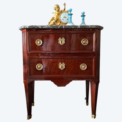 Small Louis XVI-period chest of drawers in chenillé and flamed mahogany, circa 1780.