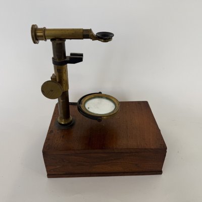 Antique brass microscope on a mahogany case, 19th century