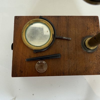 Antique brass microscope on a mahogany case, 19th century