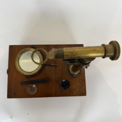 Antique brass microscope on a mahogany case, 19th century