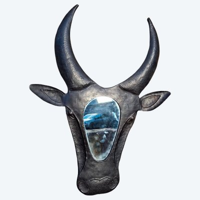 Specchio in metallo a forma di testa di mucca o di toro