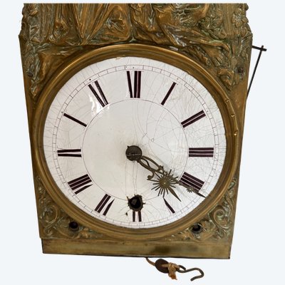 Meccanismo di un orologio comtoise con tre campane e frontone in ottone