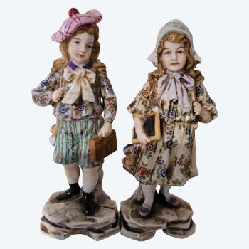 Figurines PASSAU - Allemagne porcelaine allemande de la Manufacture de Passau représentant  deux jeunes écoliers , d'époque fin XIXème siècle.