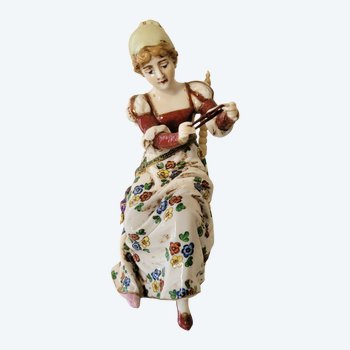 Figurine VOLKSTEDT  - Allemagne porcelaine allemande  représentant  une dame assise tricotant , d'époque fin XIXème siècle.