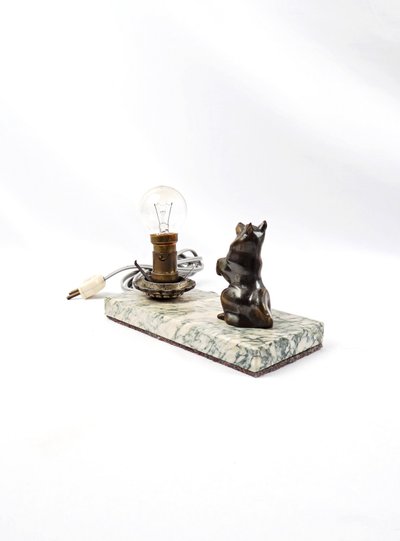 Lampada da notte in stile Art Déco raffigurante un cane in piedi, appoggiata su un marmo, primi anni del XX secolo