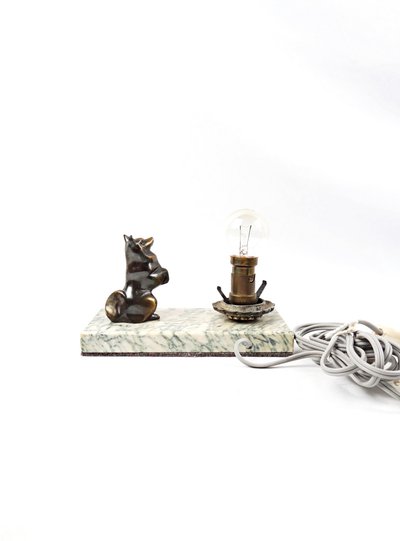 Lampada da notte in stile Art Déco raffigurante un cane in piedi, appoggiata su un marmo, primi anni del XX secolo