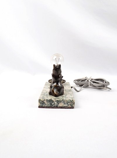 Lampada da notte in stile Art Déco raffigurante un cane in piedi, appoggiata su un marmo, primi anni del XX secolo