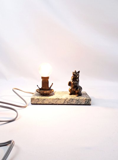 Lampada da notte in stile Art Déco raffigurante un cane in piedi, appoggiata su un marmo, primi anni del XX secolo
