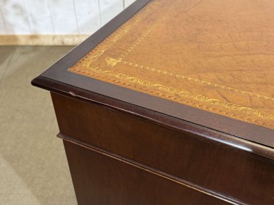 Scrivania inglese a cassetti degli anni ’50 in mogano con piano in pelle