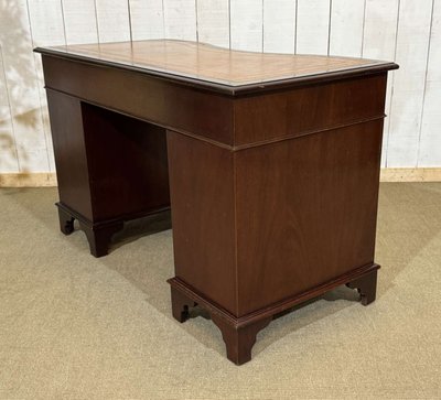 Scrivania inglese a cassetti degli anni ’50 in mogano con piano in pelle