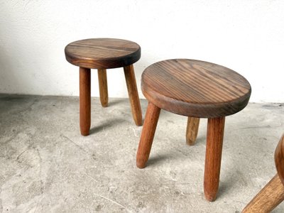 Série de 3 tabourets tripodes en hêtre, années 60