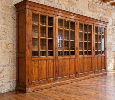 Importante libreria a quattro ante con vetrate, in legno massiccio di conifere – XIX secolo 