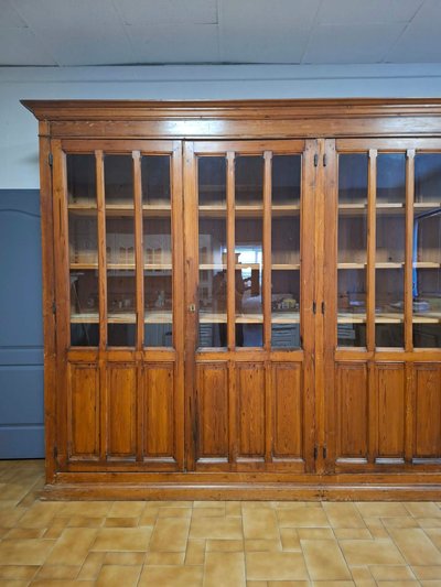 Importante libreria a quattro ante con vetrate, in legno massiccio di conifere – XIX secolo 