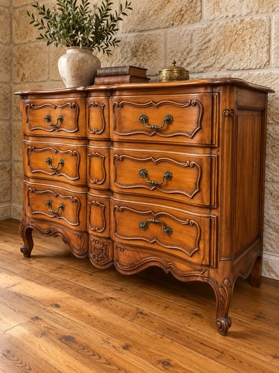 Commode Arbalette à trois tiroirs en Merisier – Style Louis XV – Estampillée