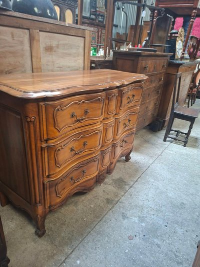 Commode Arbalette à trois tiroirs en Merisier – Style Louis XV – Estampillée